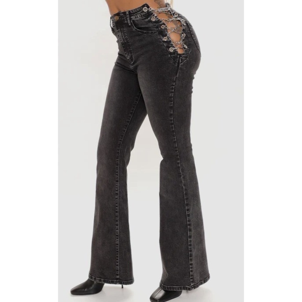 Fashion Nova Breaking Chains Stretch Flare Jeans Women size 13-or waist: 33" New